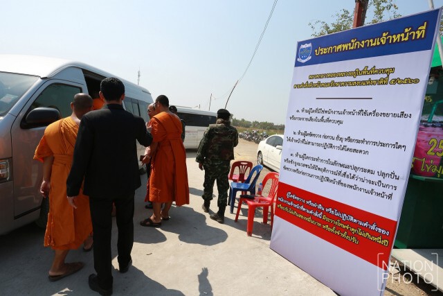 จนท.ติดป้าย ประกาศ! "ตลาดกลางคลองหลวง" เป็นพื้นที่ควบคุมพิเศษ ม.44