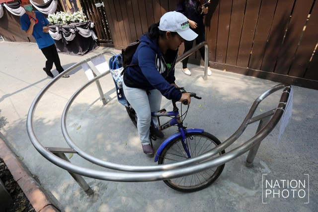 เปิดใช้แล้ว! "ราวกั้น" มอเตอร์ไซค์วิ่งบนทางเท้า ลดอุบัติเหตุ