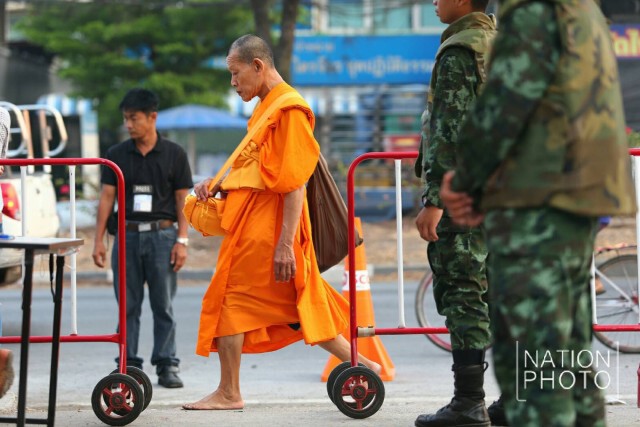 ธรรมกายยังเงียบ ปชช.ใส่บาตรปกติ
ลุ้นพระสนิทวงศ์แถลงข่าว