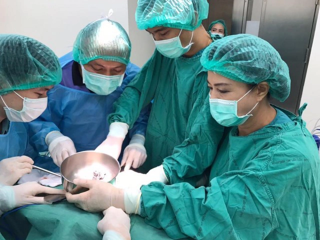 เปิดภาพจากห้องผ่าตัด... จากใจทีมแพทย์ผู้ช่วยชีวิต"เจ้าออมสิน"