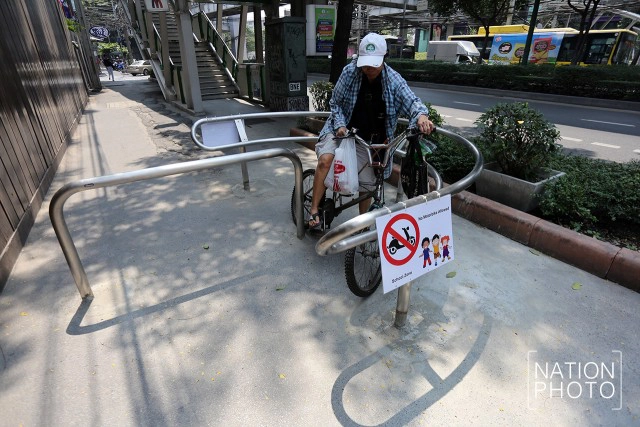 เปิดใช้แล้ว! "ราวกั้น" มอเตอร์ไซค์วิ่งบนทางเท้า ลดอุบัติเหตุ