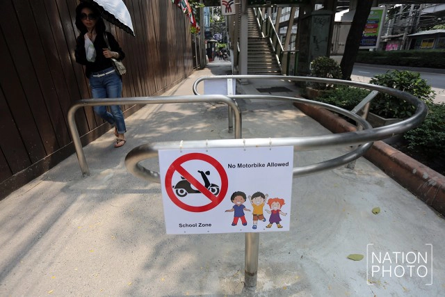 เปิดใช้แล้ว! "ราวกั้น" มอเตอร์ไซค์วิ่งบนทางเท้า ลดอุบัติเหตุ