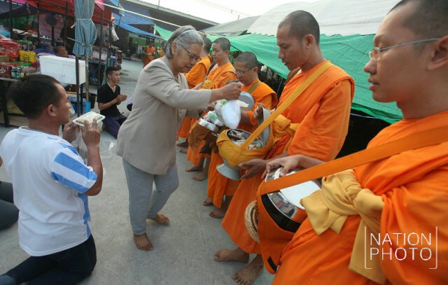ธรรมกายยังเงียบ ปชช.ใส่บาตรปกติ
ลุ้นพระสนิทวงศ์แถลงข่าว