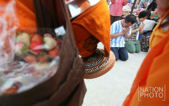 ธรรมกายยังเงียบ ปชช.ใส่บาตรปกติ
ลุ้นพระสนิทวงศ์แถลงข่าว