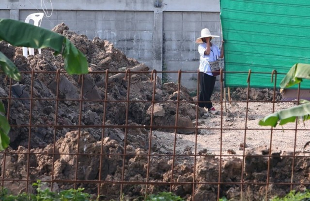 ป้อม-ค่าย-สนามเพลาะ ฯลฯ
ย้ำ! ที่นี่คือ..วัดพระธรรมกาย?