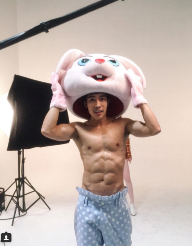 ขยี้ตา รัวๆ 
ร้อนทนไม่ไหว "ณัฐ ศักดาทร" 
อวดซิกแพค และลายเส้นเลือด