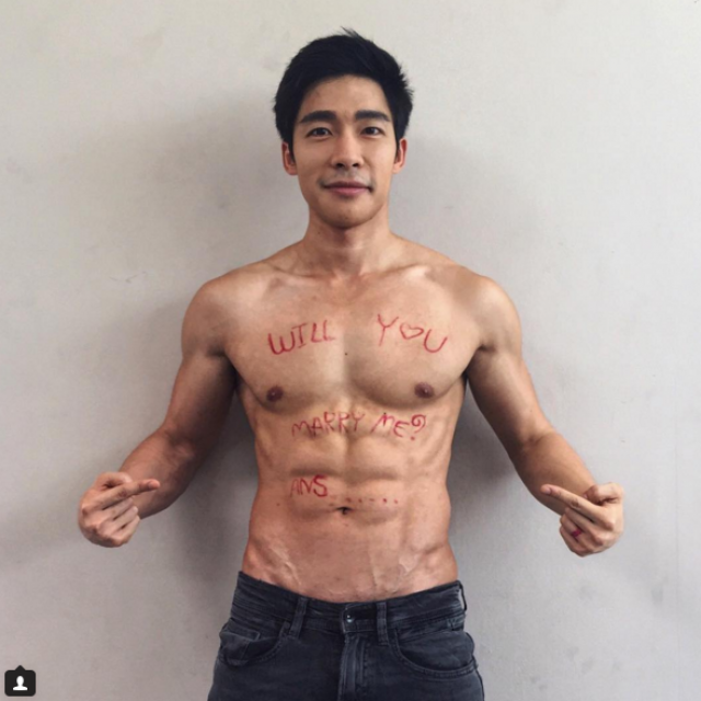 ขยี้ตา รัวๆ 
ร้อนทนไม่ไหว "ณัฐ ศักดาทร" 
อวดซิกแพค และลายเส้นเลือด