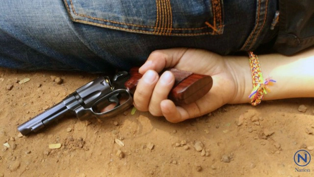 เพื่อนฆ่าเพื่อนหลังเคลียร์ปัญหาหนี้สินไม่ลงตัว คว้า .38 กระหน่ำยิ่ง ก่อนยิงตัวตายหนีผิด