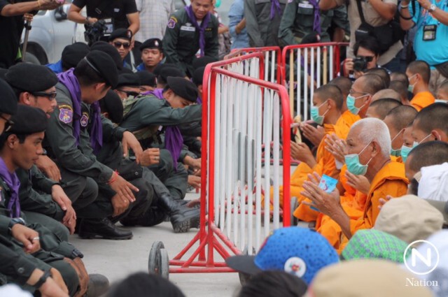 ชุลมุน! ประจันหน้า
ศิษย์ธรรมกาย-จนท.
หวังบุกตลาดกลางคลองหลวง