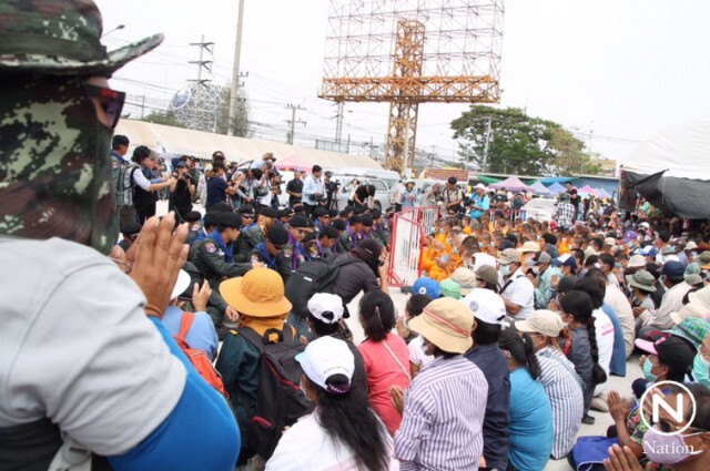 ชุลมุน! ประจันหน้า
ศิษย์ธรรมกาย-จนท.
หวังบุกตลาดกลางคลองหลวง