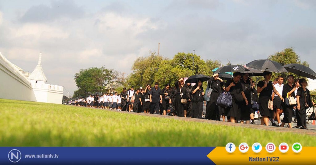 แม้ฝนโปรย... ปชช.จำนวนมากยังคงไปสักการะพระบรมศพ