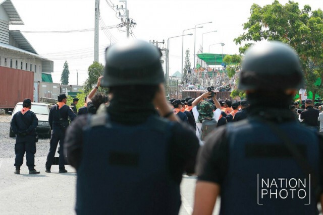 "ดีเอสไอ" ตั้งแนวป้องกันสะพานข้ามไปวัดพระธรรมกาย (ประตู 4)