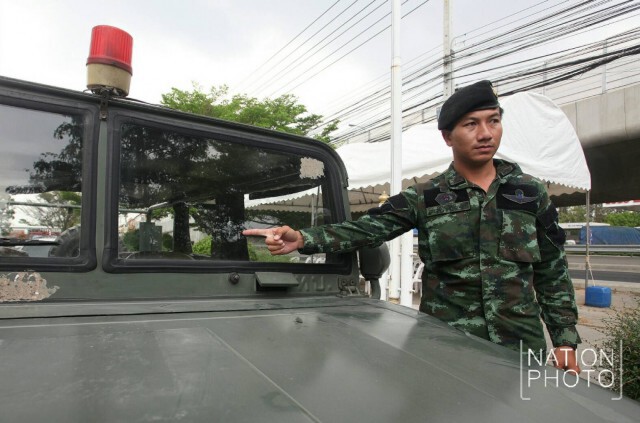 รถทบ.ถูกปาหินใส่ขณะลาดตระเวน "วัดธรรมกาย" (ประตู4)