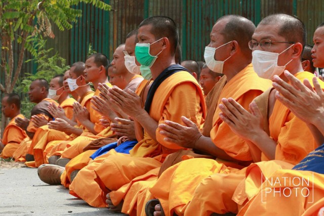 "ดีเอสไอ" ตั้งแนวป้องกันสะพานข้ามไปวัดพระธรรมกาย (ประตู 4)