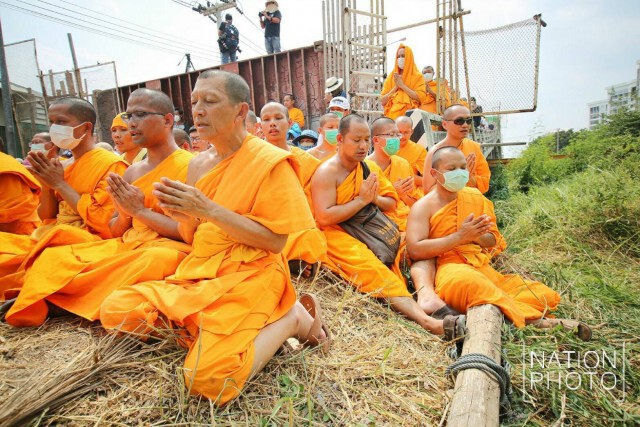 "ดีเอสไอ" ตั้งแนวป้องกันสะพานข้ามไปวัดพระธรรมกาย (ประตู 4)