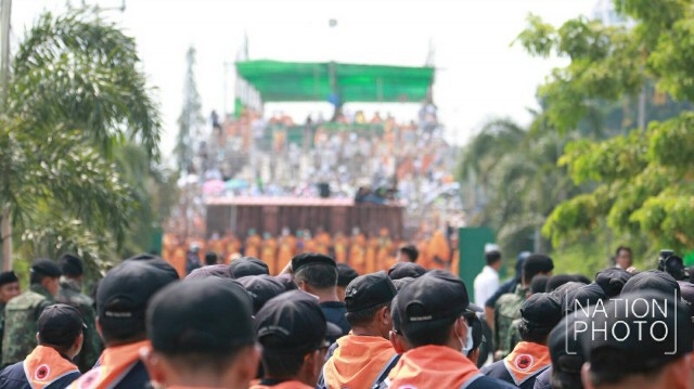 "ดีเอสไอ" ตั้งแนวป้องกันสะพานข้ามไปวัดพระธรรมกาย (ประตู 4)