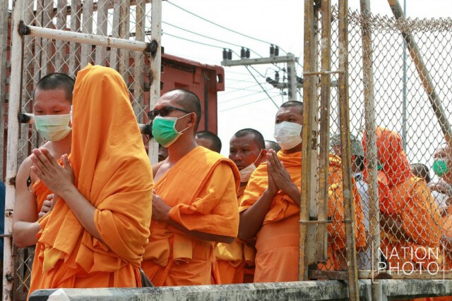 "ดีเอสไอ" ตั้งแนวป้องกันสะพานข้ามไปวัดพระธรรมกาย (ประตู 4)