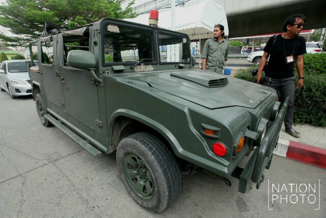 รถทบ.ถูกปาหินใส่ขณะลาดตระเวน "วัดธรรมกาย" (ประตู4)