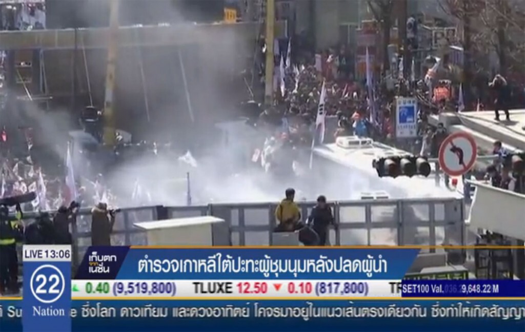 ตำรวจเกาหลีใต้ปะทะผู้ชุมนุม หลังปลดผู้นำ ตำรวจเกาหลีใต้ปะทะผู้ชุมนุม หลังปลดผู้นำ