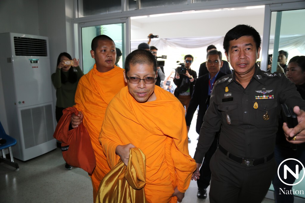 "พระสนิทวงศ์" เข้าพบตร.สภ.คลองห้า "พระสนิทวงศ์" เข้าพบตร.สภ.คลองห้า