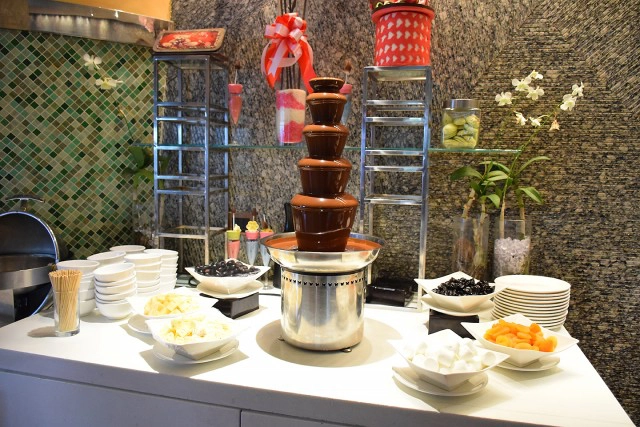 อร่อยปักหมุด : ยกทะเลขึ้นบก อิ่มจัดเต็มเมนูซีฟู้ด ณ ห้องอาหารฟีสท์ โรงแรมรอยัล ออคิด เชอราตัน