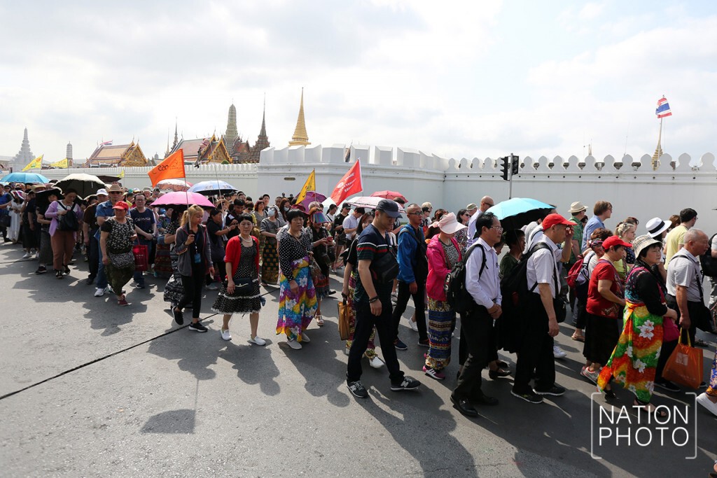 ภาพชุด นทท.เข้าแถวรอชมวัดพระแก้ว ภาพชุด นทท.เข้าแถวรอชมวัดพระแก้ว