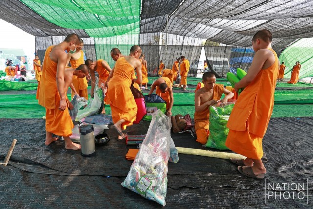 รื้อ..กลับวัด!
พระ-เณร ธรรมกาย รื้อสแลน
เตรียมย้ายจากตลาดกลางคลองหลวงกลับวัด