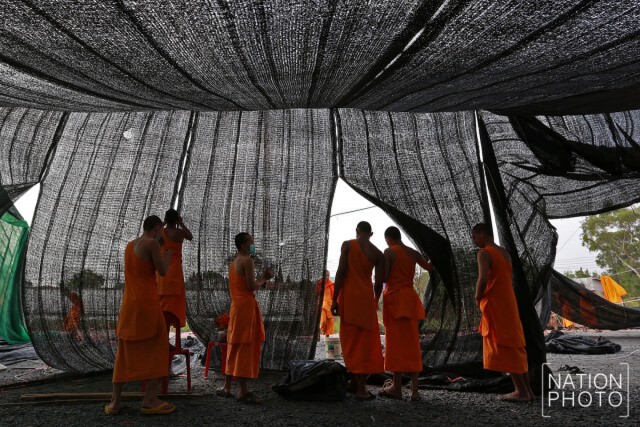 รื้อ..กลับวัด!
พระ-เณร ธรรมกาย รื้อสแลน
เตรียมย้ายจากตลาดกลางคลองหลวงกลับวัด