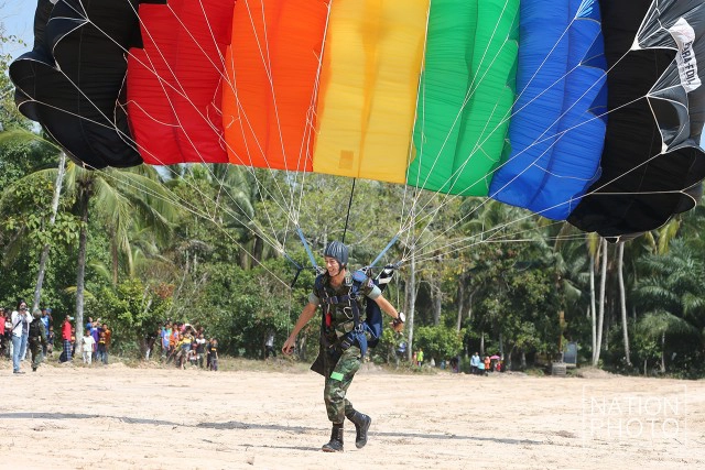 โชว์ "กระโดดร่ม" หน่วยนาวิกโยธิน