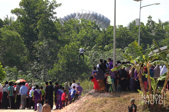 โชว์ "กระโดดร่ม" หน่วยนาวิกโยธิน