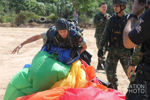 โชว์ "กระโดดร่ม" หน่วยนาวิกโยธิน