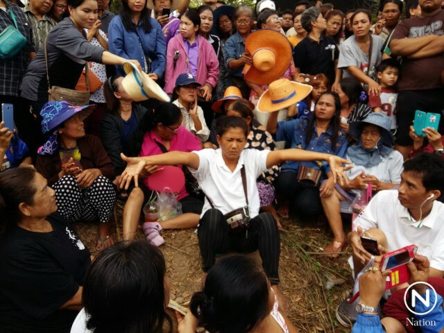 ยิ่งกว่างานประจำปี! คลื่นมหาชน แห่ขูดหาเลขเด็ดตะเคียนโบราณ