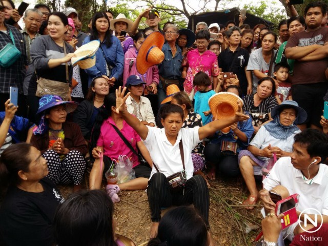 ยิ่งกว่างานประจำปี! คลื่นมหาชน แห่ขูดหาเลขเด็ดตะเคียนโบราณ