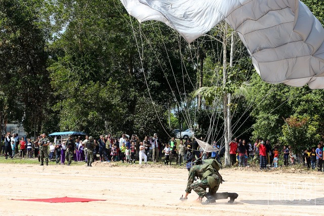 โชว์ "กระโดดร่ม" หน่วยนาวิกโยธิน
