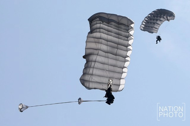 โชว์ "กระโดดร่ม" หน่วยนาวิกโยธิน