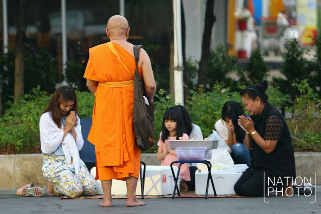 ศิษย์ธรรมกายทำบุญตักบาตรช่วงเช้า ศิษย์ธรรมกายทำบุญตักบาตรช่วงเช้า
