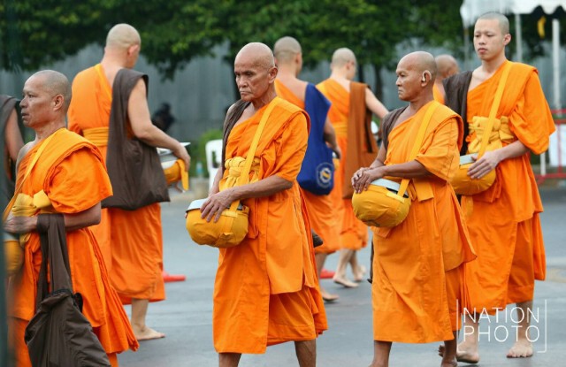 ศิษย์ธรรมกายทำบุญตักบาตรช่วงเช้า