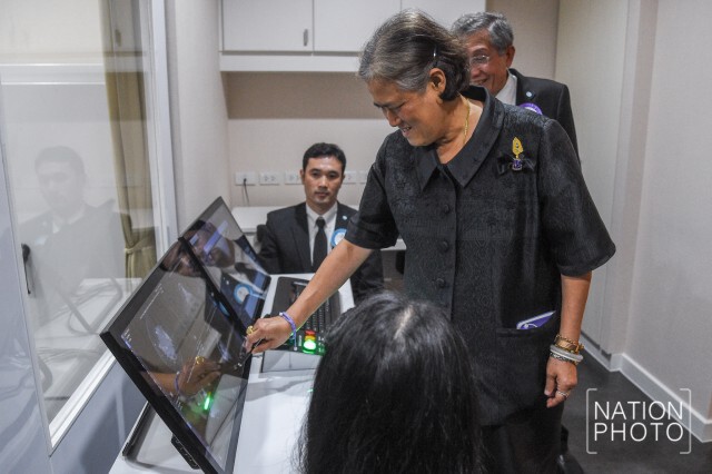 สมเด็จพระเทพฯ เสด็จฯ อาคารล้วน-เพิ่มพูล ว่องวานิช สภากาชาดไทย ทอดพระเนตรเครื่องตรวจหามะเร็งเต้านม