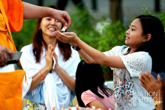 ศิษย์ธรรมกายทำบุญตักบาตรช่วงเช้า