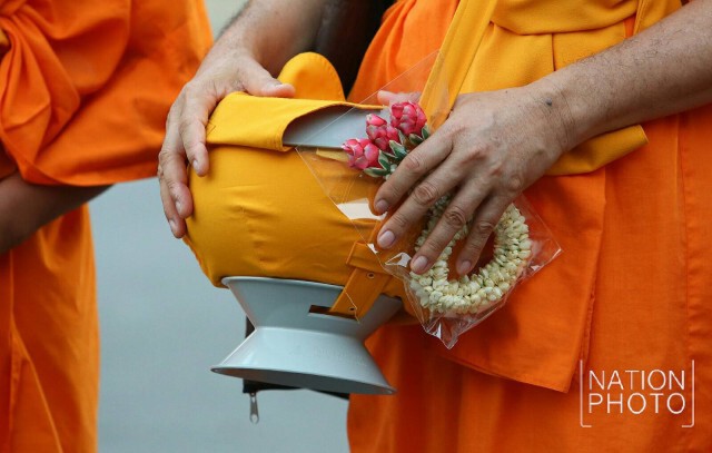 ศิษย์ธรรมกายทำบุญตักบาตรช่วงเช้า