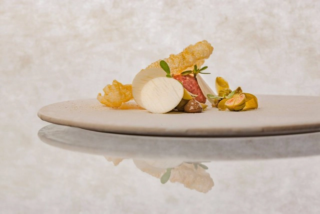 นำเสนอยูโรเปี้ยนไฟน์ไดน์นิ่ง  ของเชฟ Ray Adriansyah จาก Locavore ณ VIU เดอะ เซนต์ รีจิส กรุงเทพฯ