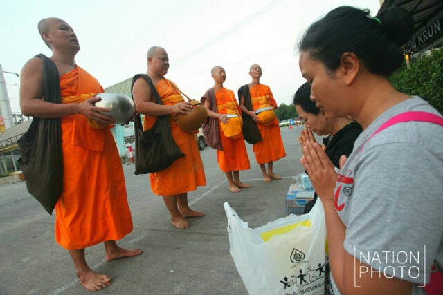 ศิษย์ธรรมกายทำบุญตักบาตรช่วงเช้า