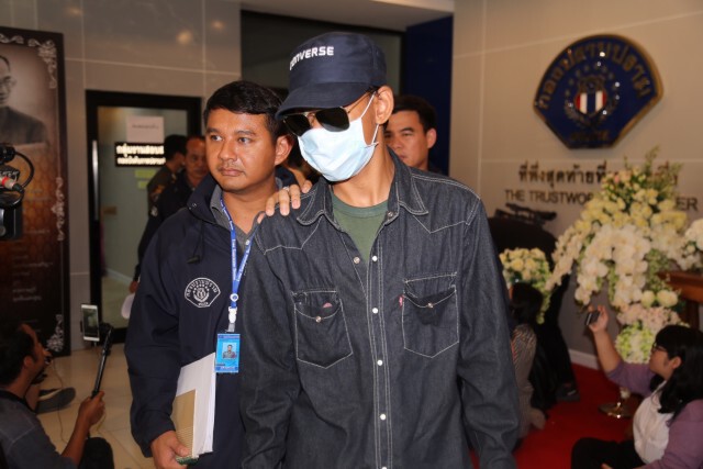 ภาพชุด คุมตัว 15 ผู้ต้องหาแก๊งไขควงแทง นศ.ศิลปากร ฝากขังศาลอาญา