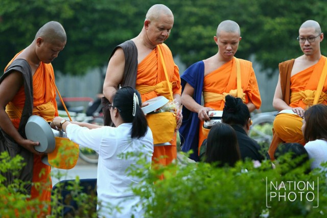 ศิษย์ธรรมกายทำบุญตักบาตรช่วงเช้า