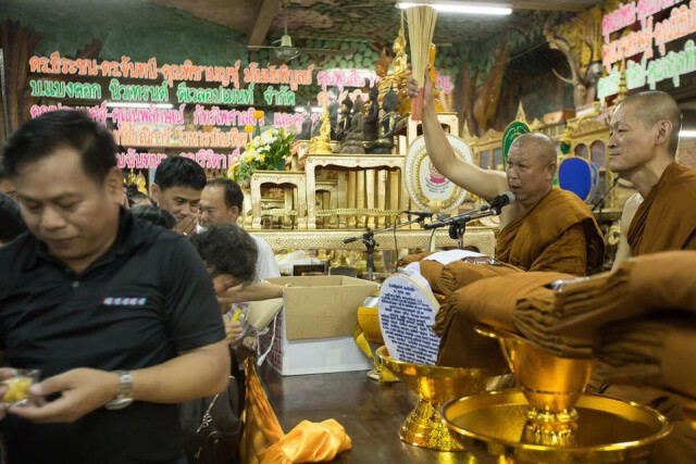 หลวงพ่อปรีชา วัดเขาอิติสุคโต
บวชมา 33 ปี ขอ "สึก" ทางเฟสบุ๊ค 
ชอบชนไก่ เลิกไม่ได้ "สึก" เลยดีกว่า!