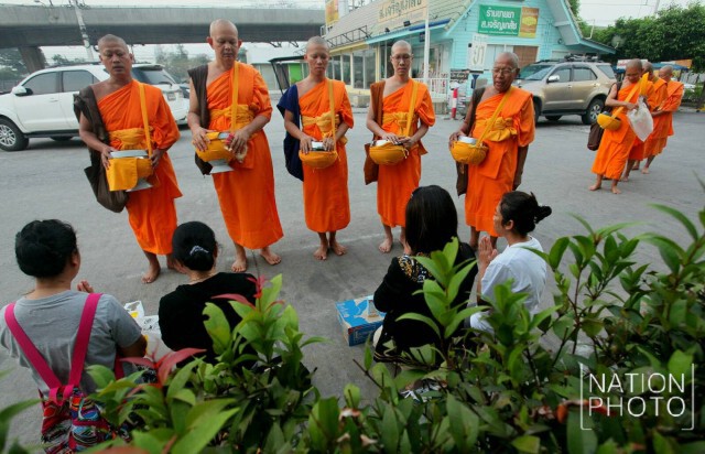 ศิษย์ธรรมกายทำบุญตักบาตรช่วงเช้า
