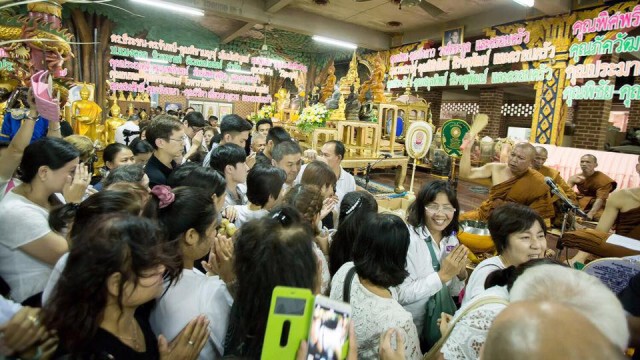 หลวงพ่อปรีชา วัดเขาอิติสุคโต
บวชมา 33 ปี ขอ "สึก" ทางเฟสบุ๊ค 
ชอบชนไก่ เลิกไม่ได้ "สึก" เลยดีกว่า!