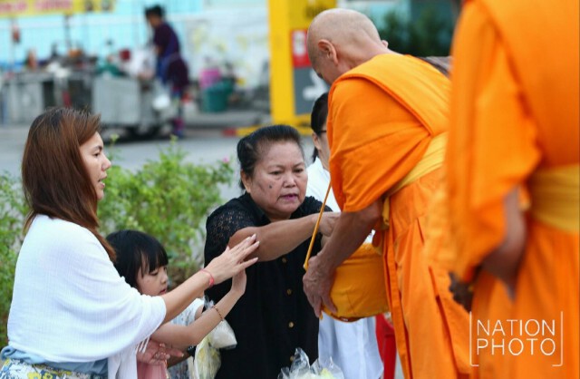 ศิษย์ธรรมกายทำบุญตักบาตรช่วงเช้า