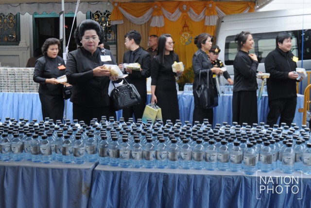สมเด็จพระเจ้าอยู่หัว โปรดเกล้าฯ พระราชทานอาหาร น้ำดื่มแก่ปชช.
