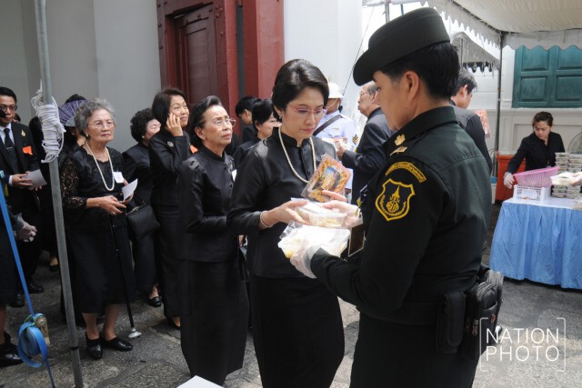 สมเด็จพระเจ้าอยู่หัว โปรดเกล้าฯ พระราชทานอาหาร น้ำดื่มแก่ปชช.